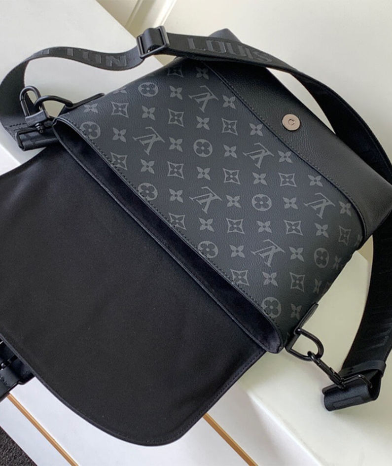 SAUMUR MESSENGER
