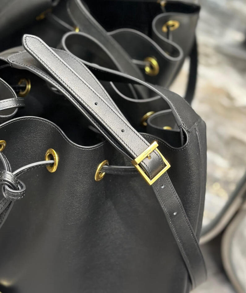 PARIS VII LARGE FLAT HOBO BAG IN SMOOTH LEATHER