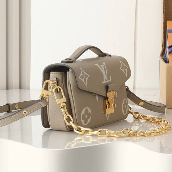 LV Pochette Metis East West LV Pochette Metis East West