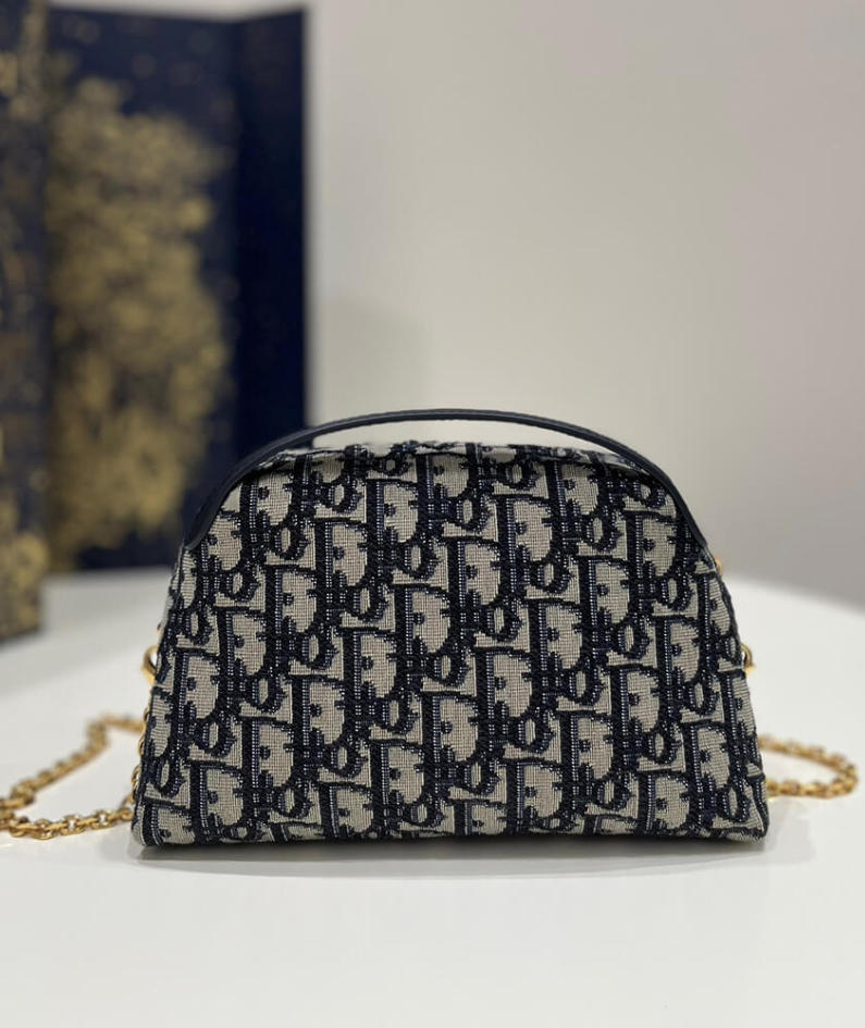 30 MONTAIGNE MEDIUM D-ARCH MINI BAG