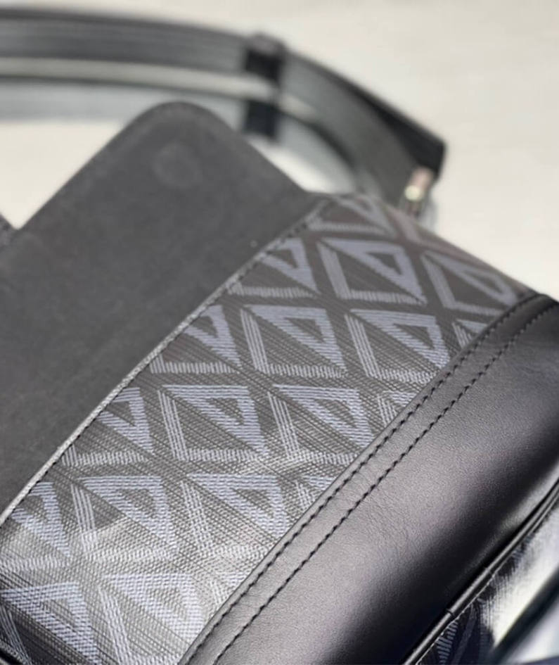 DIOR HIT THE ROAD MESSENGER POUCH