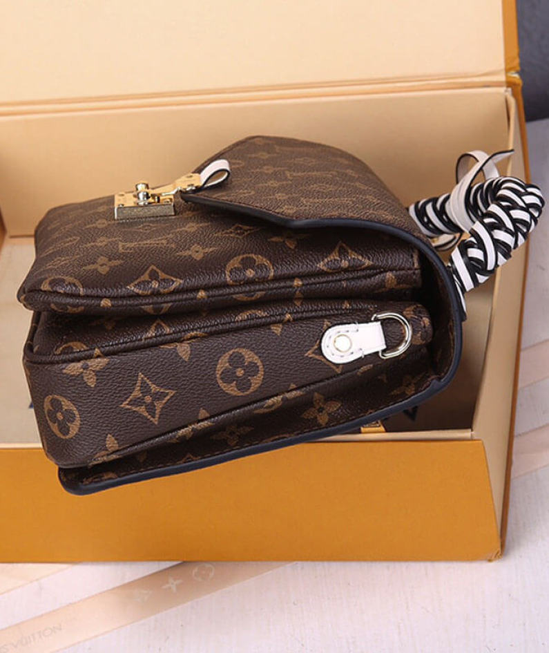 LV Pochette Metis Handbag
