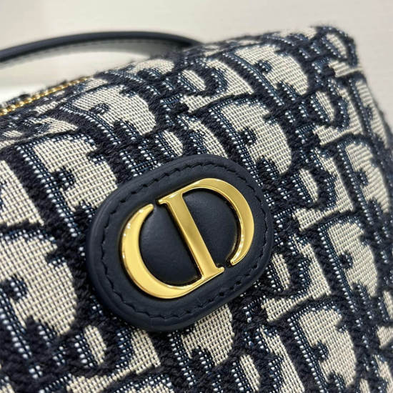 30 MONTAIGNE MEDIUM D-ARCH MINI BAG