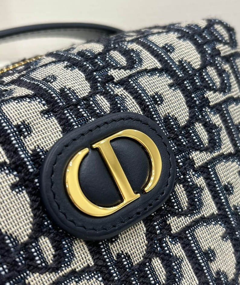 30 MONTAIGNE MEDIUM D-ARCH MINI BAG
