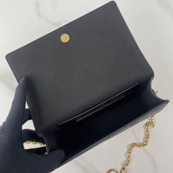 LV Wallet On Chain Lily LV Wallet On Chain Lily