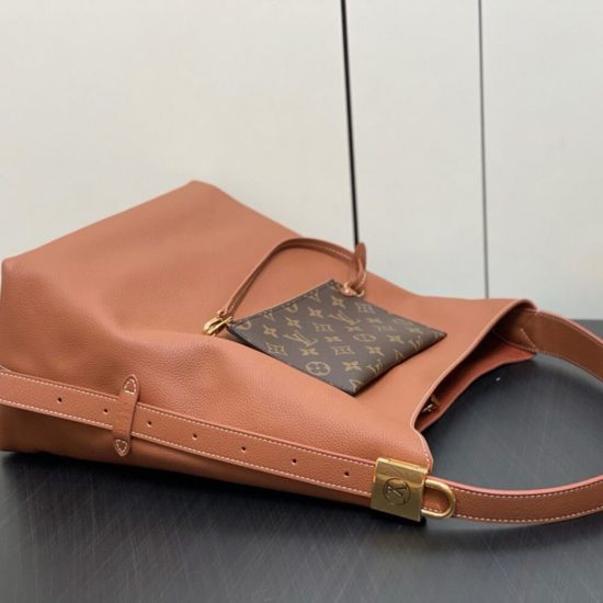 LV Low Key Hobo MM LV Low Key Hobo MM