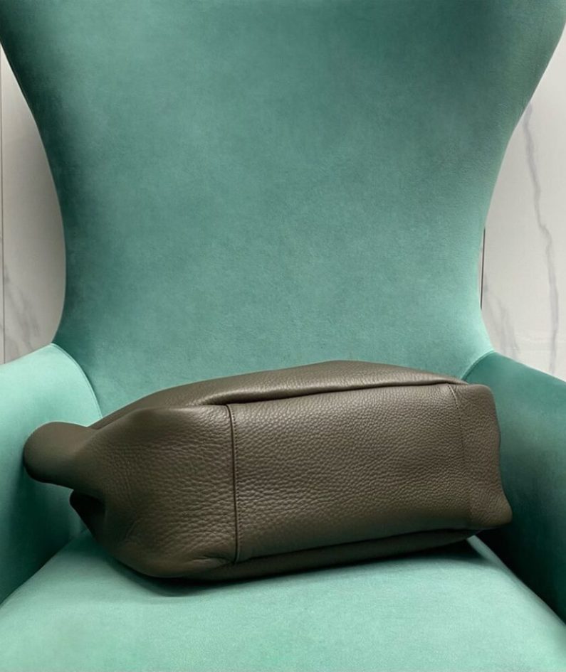 LE 5 A 7 BEA IN GRAINED LEATHER