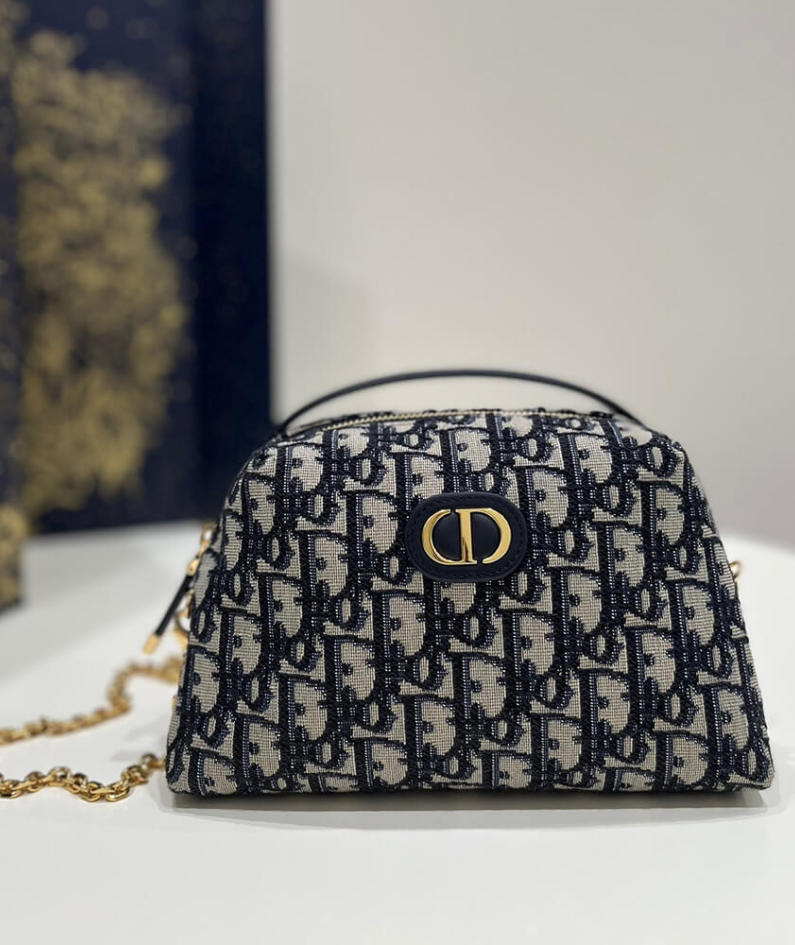 30 MONTAIGNE MEDIUM D-ARCH MINI BAG