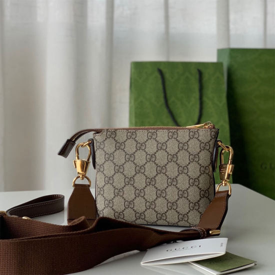 Messenger bag with Interlocking G