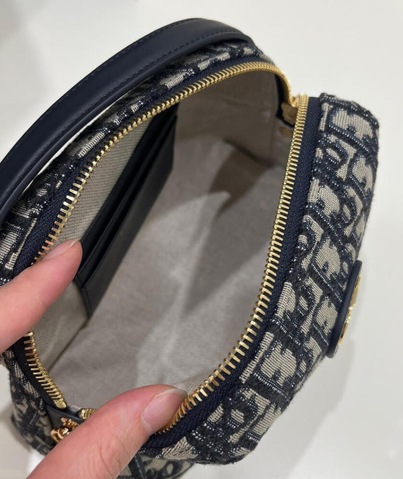 30 MONTAIGNE MEDIUM D-ARCH MINI BAG