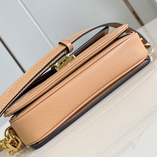 LV Pochette Metis East West LV Pochette Metis East West