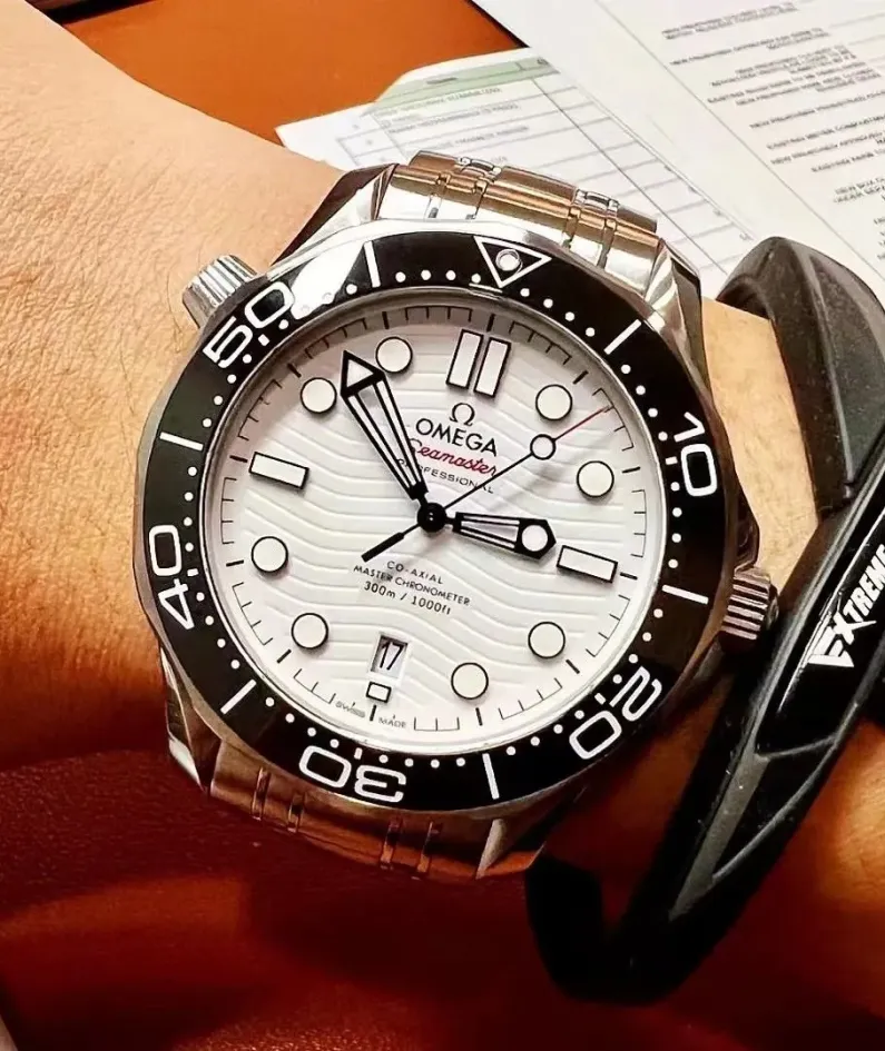 DIVER 300M CO‑AXIAL MASTER CHRONOMETER 42 MM-210.30.42.20.04.001