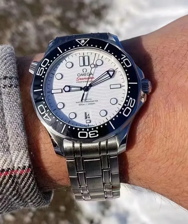 DIVER 300M CO‑AXIAL MASTER CHRONOMETER 42 MM-210.30.42.20.04.001