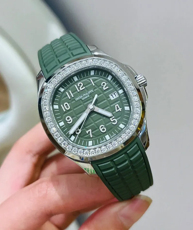 5267/200A-011-Patek Philippe AQUANAUT